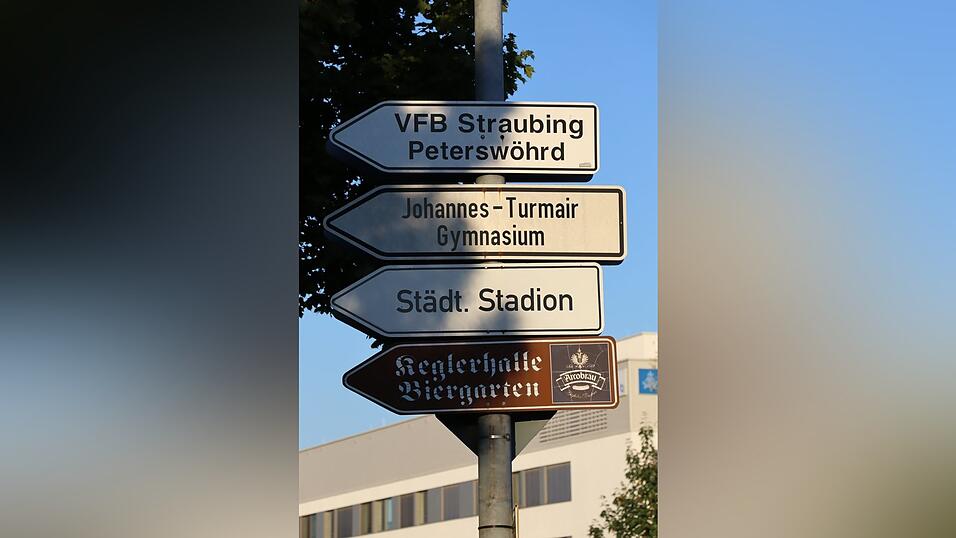 Peterswöhrd - einst eine Mülldeponie. Noch heute hat die Stadt bei Baumaßnahmen mit den Altlasten kostspielig zu kämpfen. Jetzt im Zuge von Kunstrasenplatz und JTG-Anbau. Peterswöhrd - einst eine Mülldeponie. Noch heute hat die Stadt bei Baumaßnahmen mit den Altlasten kostspielig zu kämpfen. Jetzt im Zuge von Kunstrasenplatz und JTG-Anbau.