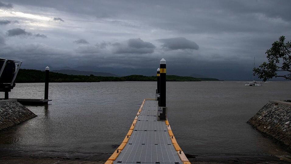 Noch ist die See ruhig, aber die Sturmwolken ziehen auf: Die Behörden warnen vor Böen von mehr als 250 Kilometern pro Stunde durch den Zyklon «Narelle». Noch ist die See ruhig, aber die Sturmwolken ziehen auf: Die Behörden warnen vor Böen von mehr als 250 Kilometern pro Stunde durch den Zyklon «Narelle».