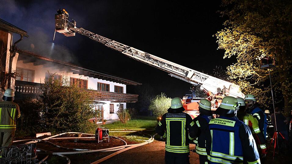 Die Nachlöscharbeiten und Brandwache der Polizei zogen sich noch bis vier Uhr hin. Die Nachlöscharbeiten und Brandwache der Polizei zogen sich noch bis vier Uhr hin.