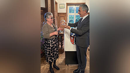 Landrat Dr. Ronny Raith &uuml;berreichte den Ehrenpreis an Christine Kreuzer.