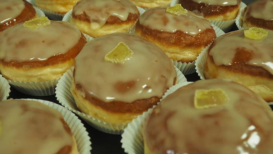 Seit einiger Zeit lassen sich viele bayerischen Bäckereien zur Faschingssaison immer auch ausgefallene Krapfen-Kreationen einfallen. Seit einiger Zeit lassen sich viele bayerischen Bäckereien zur Faschingssaison immer auch ausgefallene Krapfen-Kreationen einfallen.