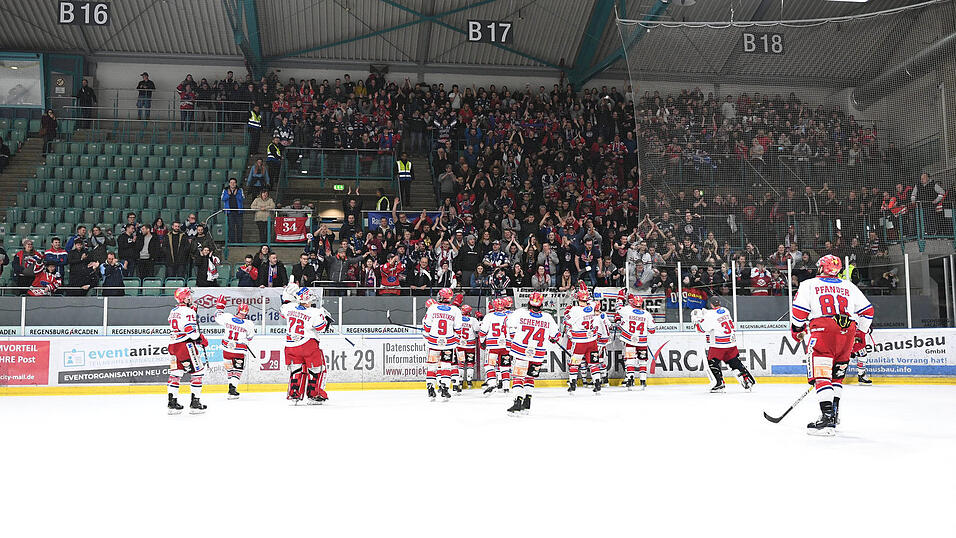 Der Deggendorfer SC hat das ostbayerische Derby bei den Eisbären Regensburg gewonnen. Der Deggendorfer SC hat das ostbayerische Derby bei den Eisbären Regensburg gewonnen.