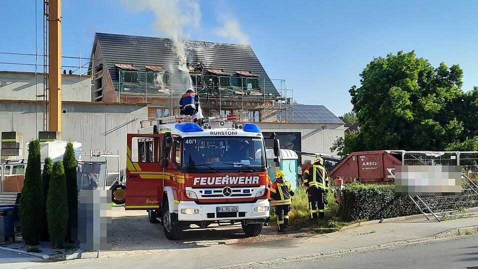 An der Baustelle des Ruhstorfer Bürgerzentrums entstand am Montag ein Brand.