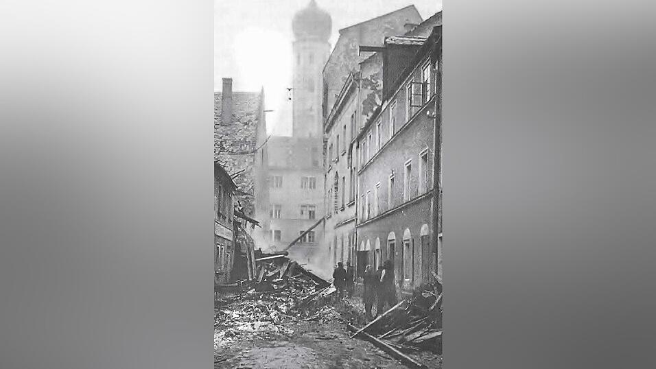 Die Schmidlgasse mit Bombenschäden.