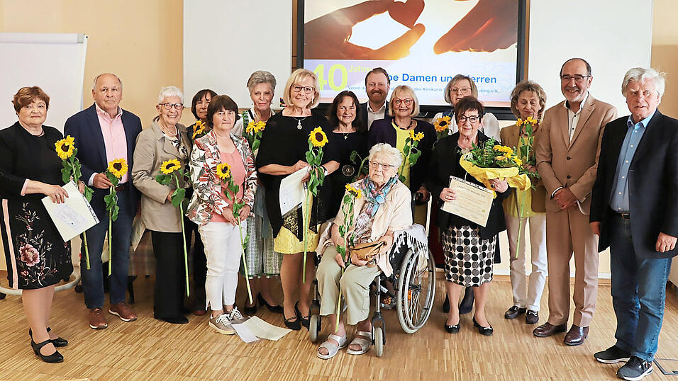 Die geehrten Gelben Damen und ein Gelber Herr mit Leiterin Brigitte Messerschmitt (4.v.r.), Klinikum-Gesch&auml;ftsf&uuml;hrer Dr. Martin Baumann (Mitte), Ursula Urban (6.v.r.), Vorsitzende des F&ouml;rdervereins, und Festredner Dr. Wolfgang Schaaf (2.v.r.).