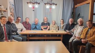 OB-Kandidat Stefan Müller-Kroehling (links) mit einem Teil der Kandidaten und Gäste nach der Aufstellungsversammlung von LLL