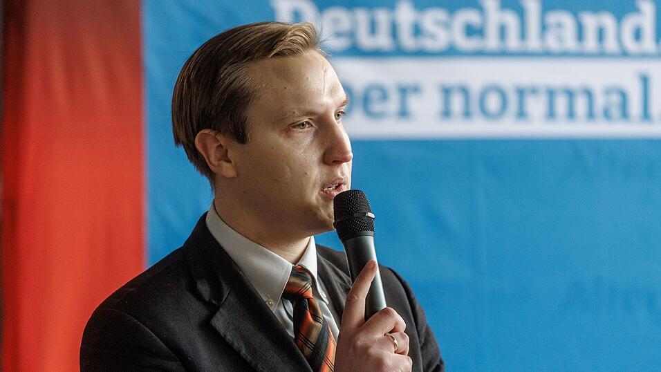 AfD-Nachwuchspolitiker Kevin Dorow wird doch nicht aus der Partei ausgeschlossen, muss daf&uuml;r aber auf seine &Auml;mter verzichten. (Archivbild)