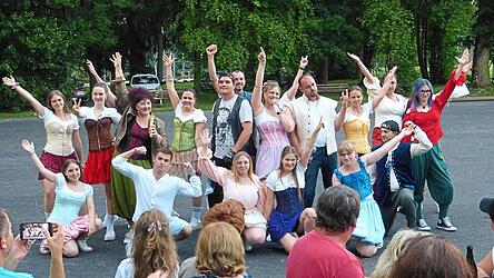 „It’s my life“ - die Tänzerinnen und Tänzer der TB-Musical- und Showtanz-Abteilung zeigten bei der Mondscheinnacht im Juni Szenen aus dem Musical „& Julia“. „It’s my life“ - die Tänzerinnen und Tänzer der TB-Musical- und Showtanz-Abteilung zeigten bei der Mondscheinnacht im Juni Szenen aus dem Musical „& Julia“.