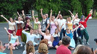 &bdquo;It&rsquo;s my life&ldquo; - die T&auml;nzerinnen und T&auml;nzer der TB-Musical- und Showtanz-Abteilung zeigten bei der Mondscheinnacht im Juni Szenen aus dem Musical &bdquo;& Julia&ldquo;.