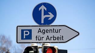 Die Zahl der Arbeitslosen in Bayern ist im August im Vergleich zum Juli gestiegen. (Archivbild) Die Zahl der Arbeitslosen in Bayern ist im August im Vergleich zum Juli gestiegen. (Archivbild)
