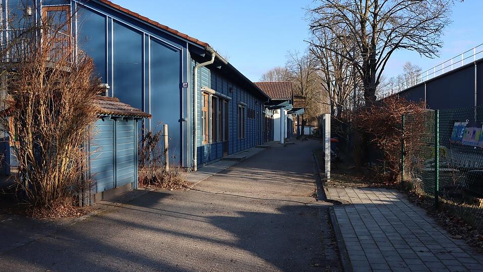 In einem Schreiben an das Freisinger Landratsamt werden schwere Vorwürfe in Richtung Kindeswohlgefährdung gegenüber dem Drei-Rosen-Kindergarten erhoben. Wegen der Überprüfung der Anschuldigungen wurde die Einrichtung am Montag nicht geöffnet, am Dienstag geht der Betrieb weiter. In einem Schreiben an das Freisinger Landratsamt werden schwere Vorwürfe in Richtung Kindeswohlgefährdung gegenüber dem Drei-Rosen-Kindergarten erhoben. Wegen der Überprüfung der Anschuldigungen wurde die Einrichtung am Montag nicht geöffnet, am Dienstag geht der Betrieb weiter.