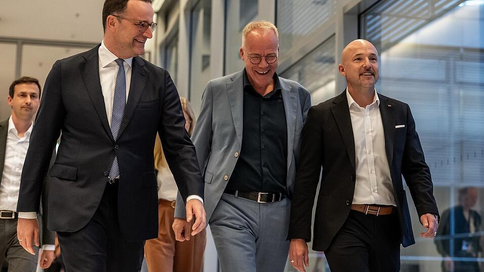 Die Fraktionsvorsitzenden der Regierungskoalition, der CDU-Politiker Jens Spahn (v. l.), Mathias Miersch (SPD) und Alexander Hoffmann (CSU) zeigten sich nach der erfolgreichen Abstimmung erleichtert.