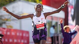 Ruth Chepngetich lief in Chicago als erste Frau einen Marathon unter 2:10 Stunden und wurde nun für drei Jahre gesperrt.
