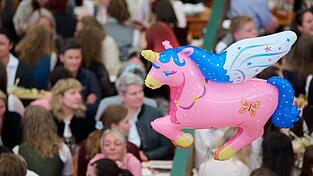 Ein rosa Einhorn schwebt über der Veranstaltung. Ein rosa Einhorn schwebt über der Veranstaltung.