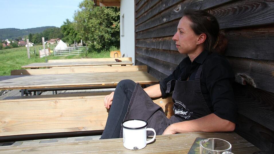 'Das Feuer brennt noch', sagt Julia Hausladen. Und wenn es nach ihr geht, dann wird es den Boierhof auch noch ganz lange geben. Aber daf&uuml;r braucht sie Kunden.