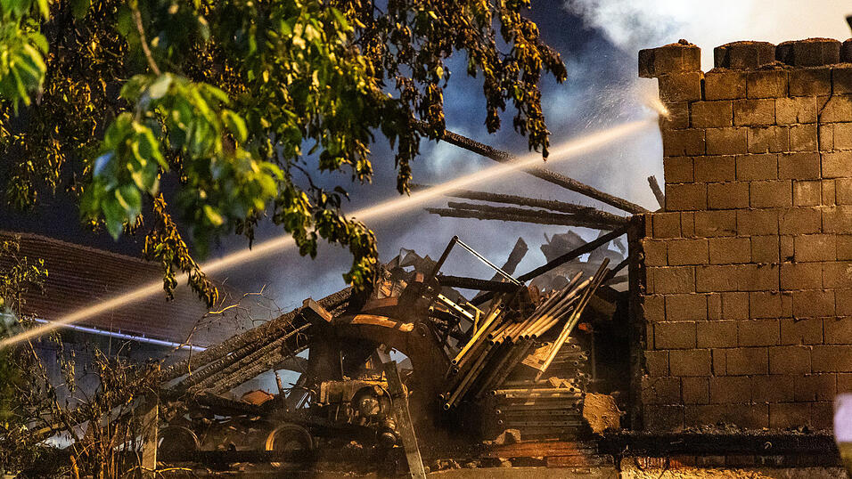 Bei Rinchnach brannte am fr&uuml;hen Sonntagmorgen ein Stall.
