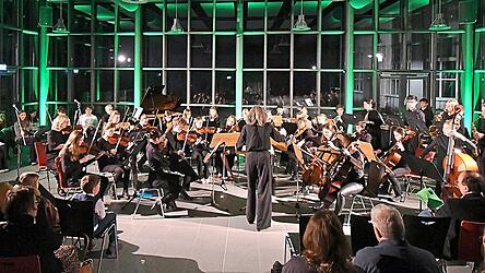 Das gro&szlig;e Orchester des Maximilian-von-Montgelas-Gymnasiums f&uuml;hrte unter der Leitung von Monika Schwarz hochkonzentriert die bekannte Schauspielmusik 'Peer Gynt' von Edvard Grieg auf.