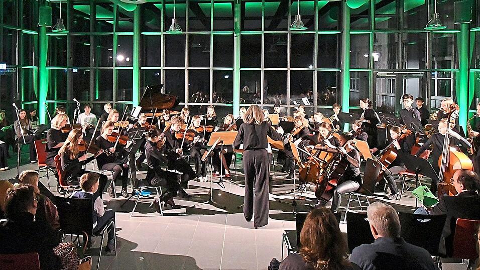 Das gro&szlig;e Orchester des Maximilian-von-Montgelas-Gymnasiums f&uuml;hrte unter der Leitung von Monika Schwarz hochkonzentriert die bekannte Schauspielmusik 'Peer Gynt' von Edvard Grieg auf.