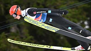 Karl Geiger beim Teamspringen.