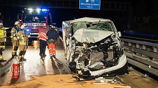 Zwei der acht Insassen in dem Kleinbus wurden schwer verletzt. Zwei der acht Insassen in dem Kleinbus wurden schwer verletzt.