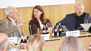 Die früheren Leiter des Jugendamtes, Josef Sigl (links) und Karl Moser, im Gespräch mit der Landrätin. Die früheren Leiter des Jugendamtes, Josef Sigl (links) und Karl Moser, im Gespräch mit der Landrätin.