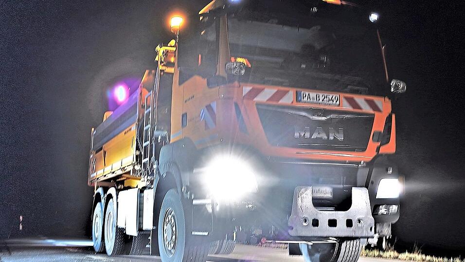 Im Einzugsgebiet der Straßenmeisterei Deggendorf waren die ersten Streueinsätze auf den Donaubrücken und in Waldstücken bereits erforderlich. Im Einzugsgebiet der Straßenmeisterei Deggendorf waren die ersten Streueinsätze auf den Donaubrücken und in Waldstücken bereits erforderlich.