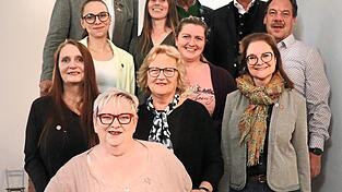 Vorsitzender Karl Weber (hinten Mitte) und Spielersprecherin Claudia Griessl (vorne rechts) ehrten Karl-Heinz Schneider (hinten links) für 50-jährige Mitgliedschaft und eine Reihe Mitglieder für 25-jährige Mitgliedschaft.