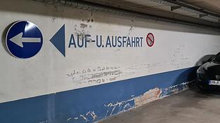 Seit 1989 ist das Parkhaus auf der Schanze in Betrieb. Die Gebrauchsspuren sind erkennbar.