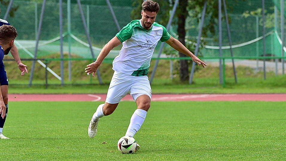 Alexander Sperl ließ seine Farben dank des 4:2-Kopfballtreffers jubeln, der Einzug ins Pokal-Viertelfinale ist perfekt. Alexander Sperl ließ seine Farben dank des 4:2-Kopfballtreffers jubeln, der Einzug ins Pokal-Viertelfinale ist perfekt.
