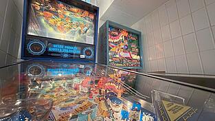 65 Flipperautomaten gibt es insgesamt im Altdorfer Flipperkeller.