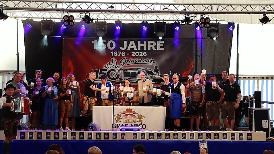 Mit Ehreng&auml;sten, Festausschuss und Brauereivertretern stie&szlig; die Festgesellschaft auf das Jubil&auml;um an.