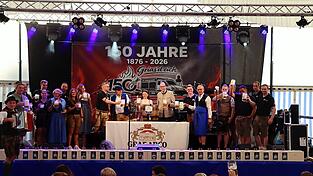 Mit Ehrengästen, Festausschuss und Brauereivertretern stieß die Festgesellschaft auf das Jubiläum an. Mit Ehrengästen, Festausschuss und Brauereivertretern stieß die Festgesellschaft auf das Jubiläum an.