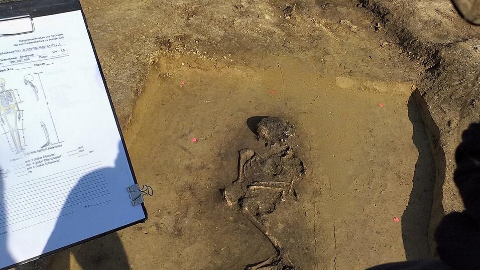 Ein Grab des Friedhofes der Glockenbecherkultur w&auml;hrend der Ausgrabung.