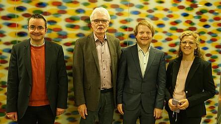 Dr. Michael Hellstern (Zweiter von rechts) stellte seine Doktorarbeit über „Meinungsmacher mit dunkler Vergangenheit“ vor - im Bild mit (von rechts) Dr. Irmgard Lackner (Staatsarchiv Landshut), dem Vorsitzenden des Historischen Vereins Gerhard Tausche und Dr. Mario Tamme (Stadtarchiv Landshut).