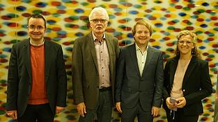 Dr. Michael Hellstern (Zweiter von rechts) stellte seine Doktorarbeit über „Meinungsmacher mit dunkler Vergangenheit“ vor - im Bild mit (von rechts) Dr. Irmgard Lackner (Staatsarchiv Landshut), dem Vorsitzenden des Historischen Vereins Gerhard Tausche und Dr. Mario Tamme (Stadtarchiv Landshut). Dr. Michael Hellstern (Zweiter von rechts) stellte seine Doktorarbeit über „Meinungsmacher mit dunkler Vergangenheit“ vor - im Bild mit (von rechts) Dr. Irmgard Lackner (Staatsarchiv Landshut), dem Vorsitzenden des Historischen Vereins Gerhard Tausche und Dr. Mario Tamme (Stadtarchiv Landshut).