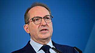 Innenminister Dobrindt will die Flughäfen in Deutschland besser vor Störungen durch Drohnen schützen. (Archivbild)