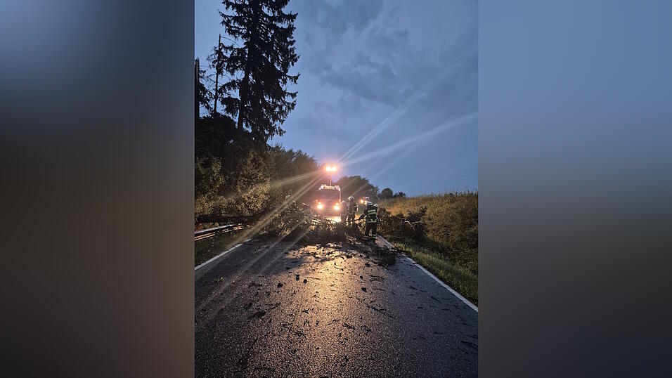 Die Feuerwehr Niederaichbach war beim Unwetter verstärkt gefordert. Die Feuerwehr Niederaichbach war beim Unwetter verstärkt gefordert.