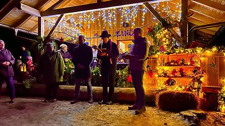 Pfarrer Johann Wutz spendete dem Adventsfenster des BRK-Waldkindergartens und allen weiteren den Segen, Bürgermeister Gerhard Mühlbauer und OGV-Vorsitzender Stefan Schwarz hießen die Besucher willkommen.