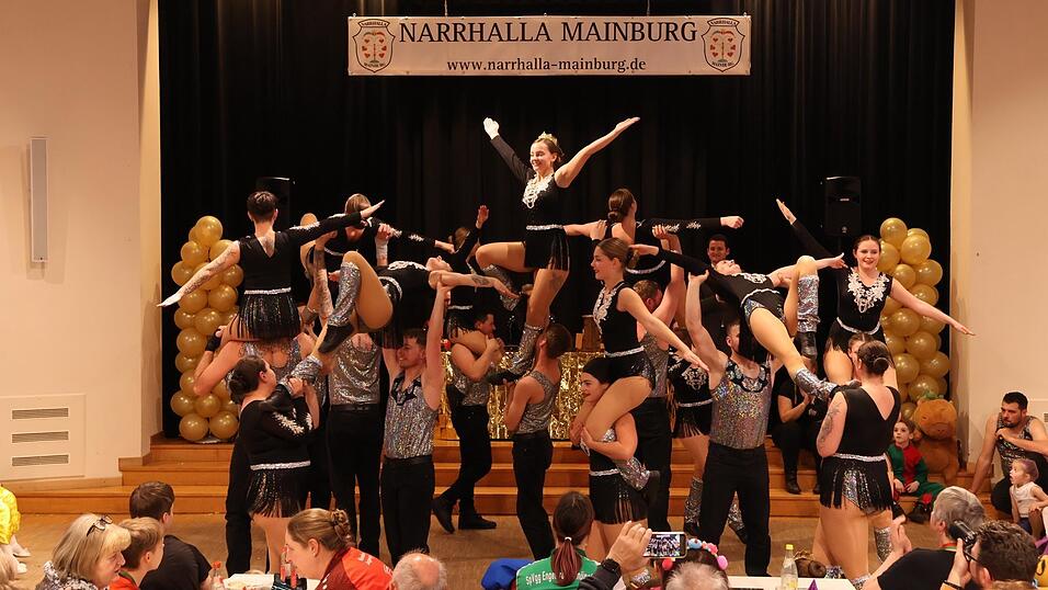 Mit der kompletten Show überzeugte die Narrhalla Mainburg beim Familienfasching in der Stadthalle. Mit der kompletten Show überzeugte die Narrhalla Mainburg beim Familienfasching in der Stadthalle.