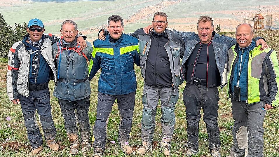 Die Motorradfreunde sind auf ihren Bikes entlang der Seidenstraße gefahren. Die Motorradfreunde sind auf ihren Bikes entlang der Seidenstraße gefahren.
