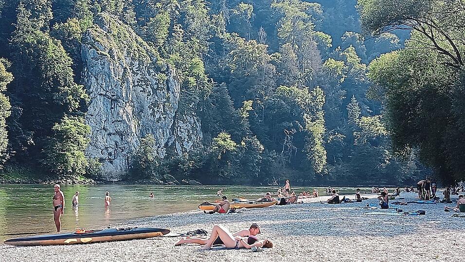 An der Kanuinsel im Donaudurchbruch landen sehr zum Missfallen von Bund-Naturschutz-Kreisvorsitzendem Konrad Pöppel nicht nur 'ein paar wenige Kelheimer punktförmig abends zur Feierabendhalbe'. Aus seiner Sicht hat sich hier mitten im Nationalen Naturmonument ein 'Tummelplatz des Freizeittourismus' entwickelt.