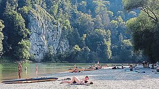 An der Kanuinsel im Donaudurchbruch landen sehr zum Missfallen von Bund-Naturschutz-Kreisvorsitzendem Konrad Pöppel nicht nur 'ein paar wenige Kelheimer punktförmig abends zur Feierabendhalbe'. Aus seiner Sicht hat sich hier mitten im Nationalen Naturmonument ein 'Tummelplatz des Freizeittourismus' entwickelt.