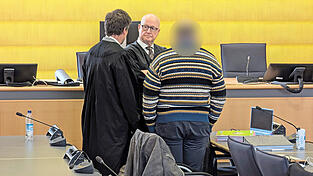 Obwohl er bereits gestanden hat, droht der Angeklagte dem Richter damit, einen Befangenheitsantrag gegen ihn zu stellen.