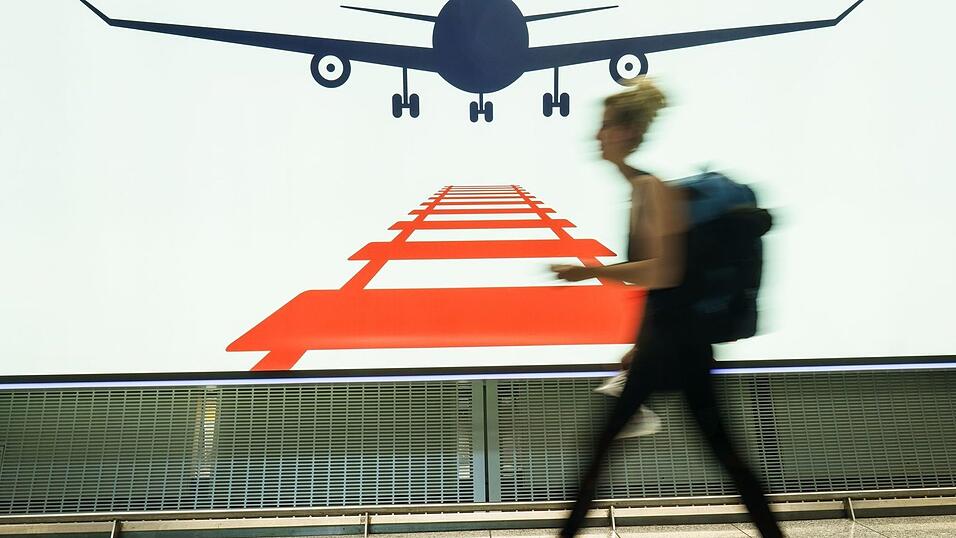 Am Frankfurter Flughafen arbeiten Bahn und Airlines auch zusammen. (Symbolbild) Am Frankfurter Flughafen arbeiten Bahn und Airlines auch zusammen. (Symbolbild)
