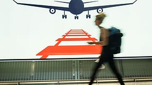 Am Frankfurter Flughafen arbeiten Bahn und Airlines auch zusammen. (Symbolbild)