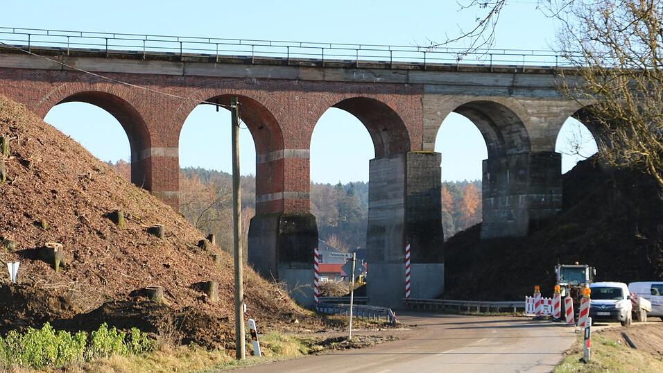Die Br&uuml;cke zwischen Gaunkofen und Ginglkofen: Ende des vergangenen Jahres begannen dort die Vorbereitungen f&uuml;r den Abriss.
