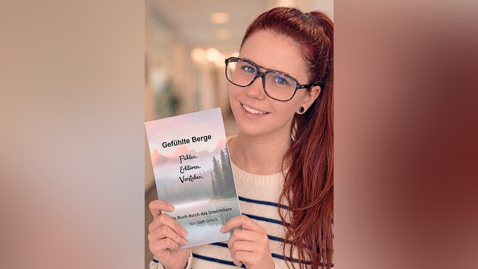 Steffi Gritsch mit ihrem Buch &bdquo;Gef&uuml;hlte Berge&ldquo;: &bdquo;Es ist f&uuml;r all jene geschrieben, die t&auml;glich Berge versetzen, die niemand au&szlig;er ihnen selbst sieht.&ldquo;