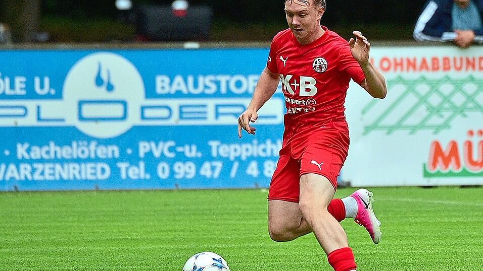 Der ASV Cham um seinen schnellen Au&szlig;enst&uuml;rmer Konstantin Landstorfer m&ouml;chte einen super Start hinlegen und die SpVgg Bayern Hof im Heimspiel besiegen.