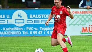 Der ASV Cham um seinen schnellen Außenstürmer Konstantin Landstorfer möchte einen super Start hinlegen und die SpVgg Bayern Hof im Heimspiel besiegen. Der ASV Cham um seinen schnellen Außenstürmer Konstantin Landstorfer möchte einen super Start hinlegen und die SpVgg Bayern Hof im Heimspiel besiegen.