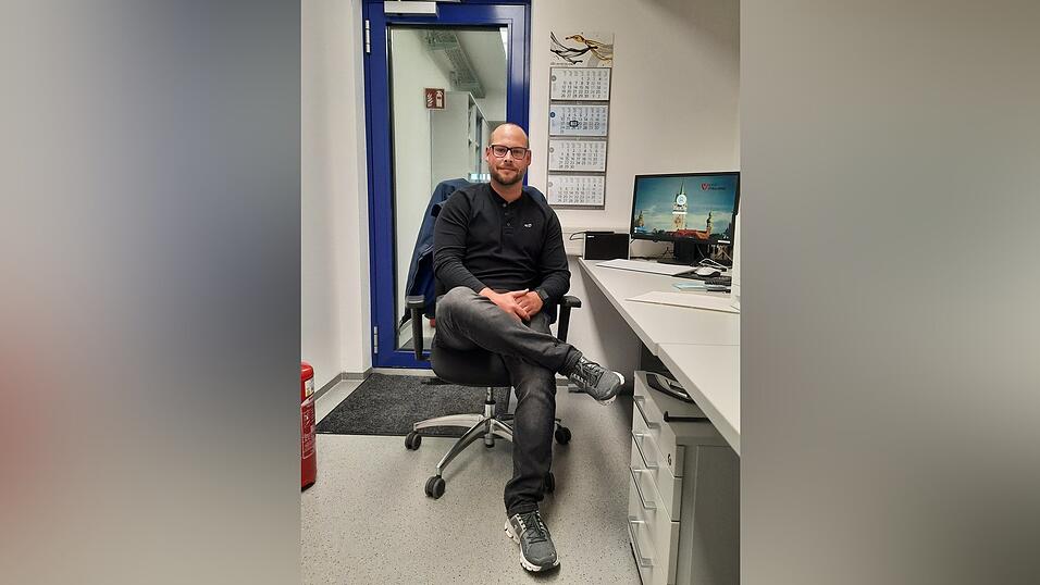 Haupts&auml;chlich im B&uuml;ro, von Zeit zu Zeit aber auch immer noch auf der Eismaschine: Betriebsleiter Ingo Hanner.